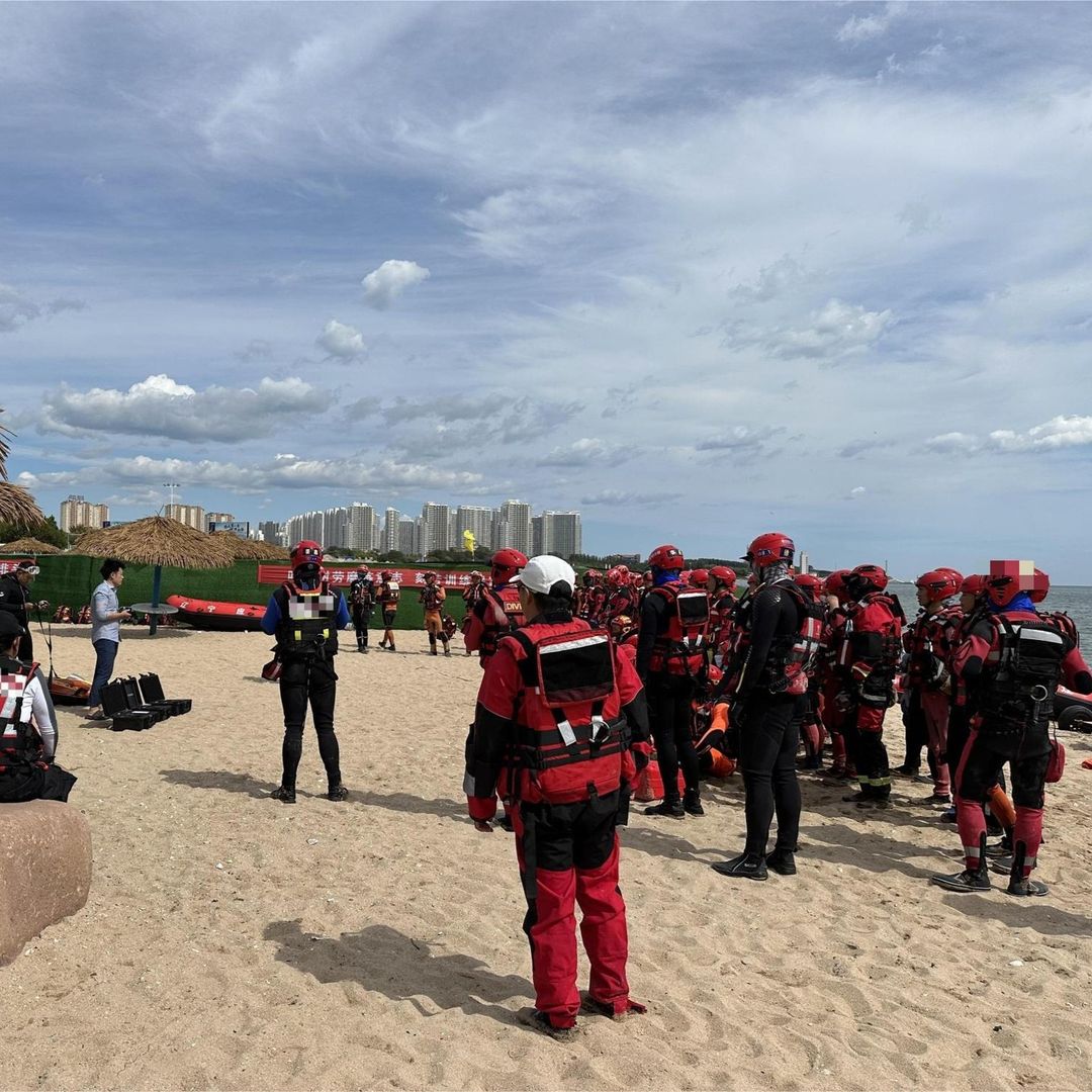 Public Safety Diving Team Carry Underwater Positioning and Communication System in Bohai Sea