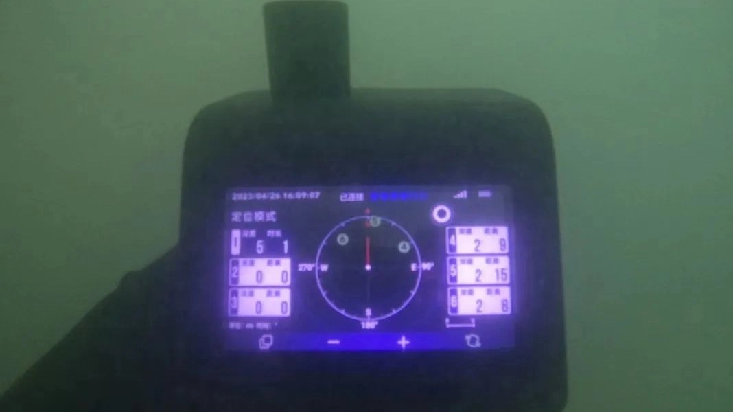 High-end Underwater Wireless Positioning and Communication System for Divers